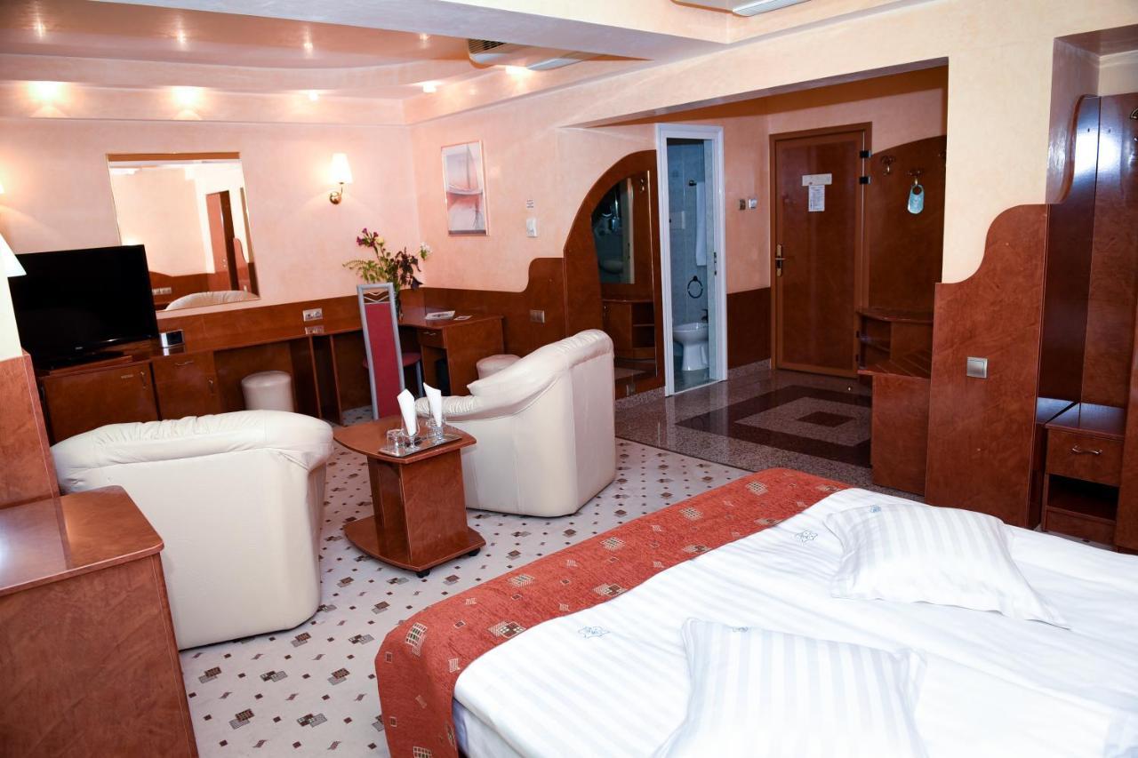 Hotel Carpati Бая-Маре Екстер'єр фото