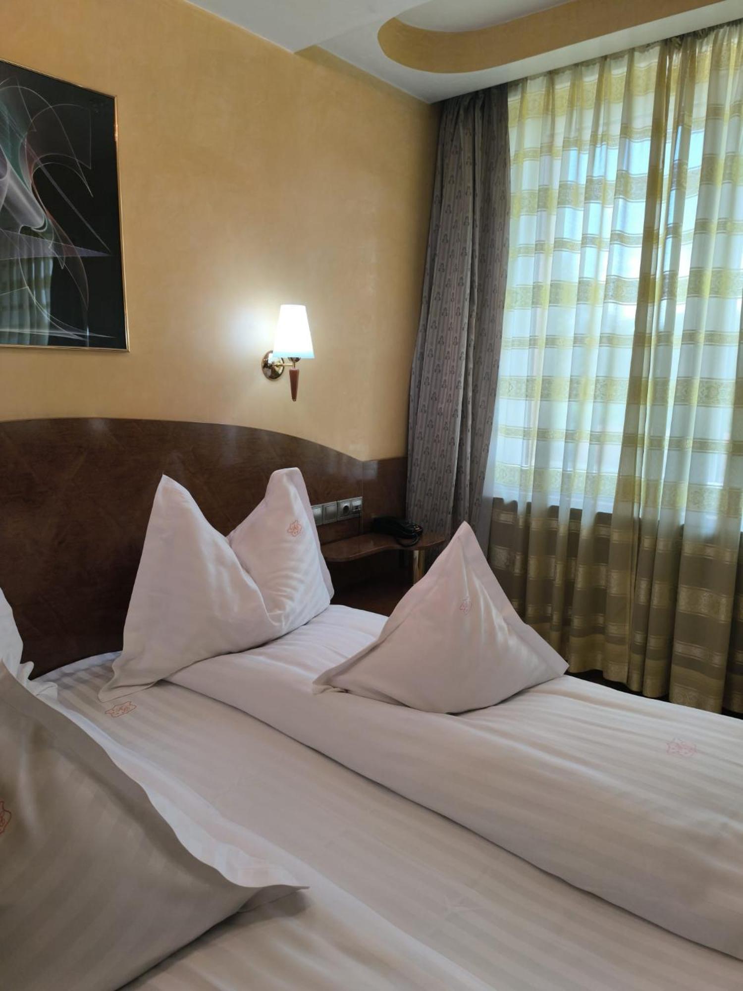 Hotel Carpati Бая-Маре Екстер'єр фото