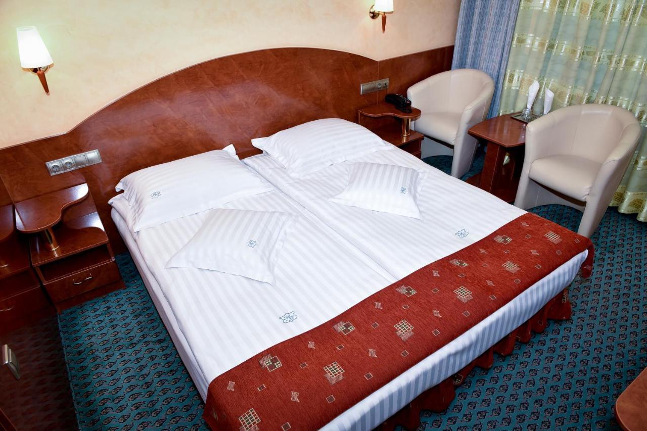 Hotel Carpati Бая-Маре Екстер'єр фото