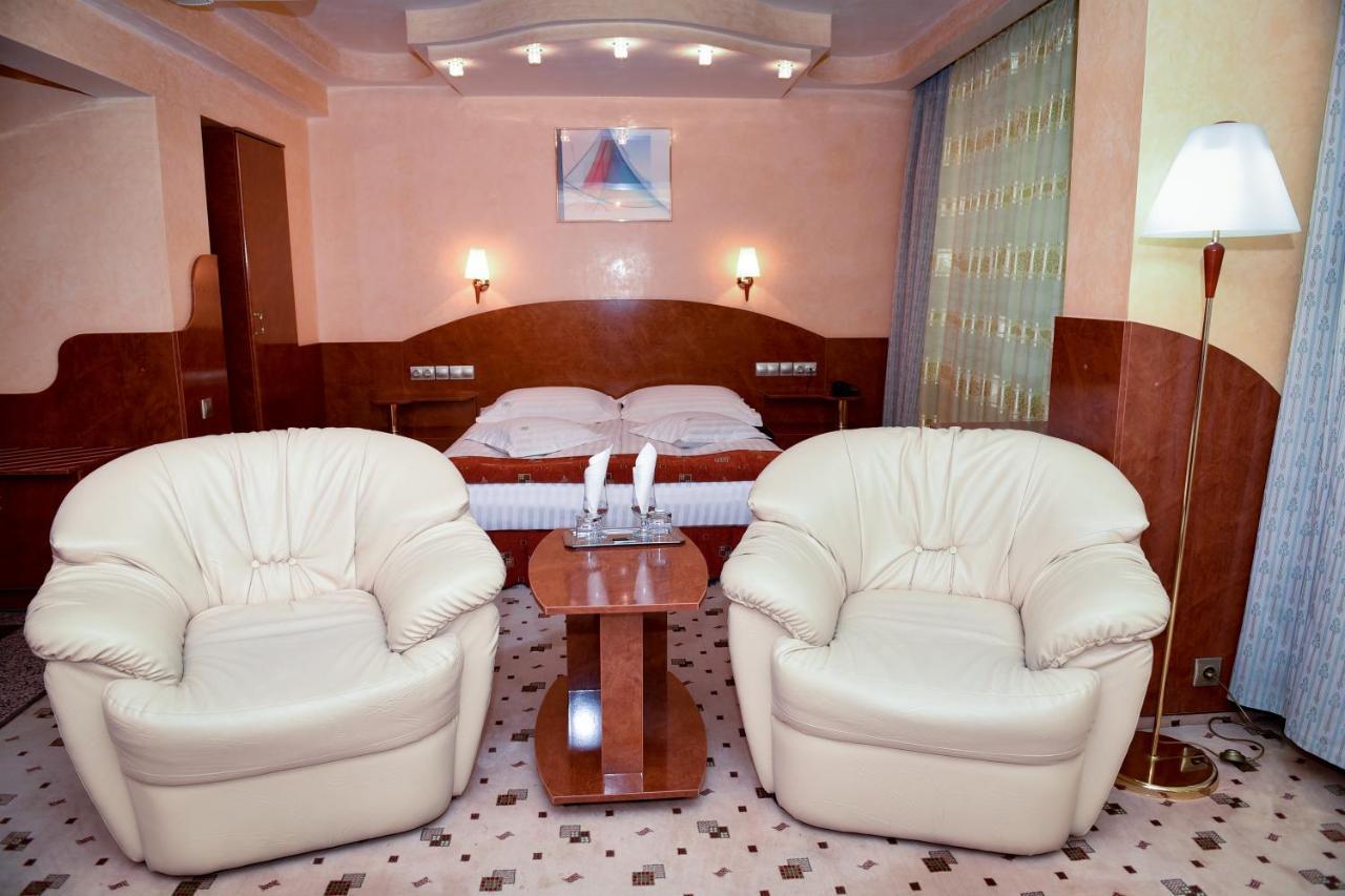 Hotel Carpati Бая-Маре Екстер'єр фото