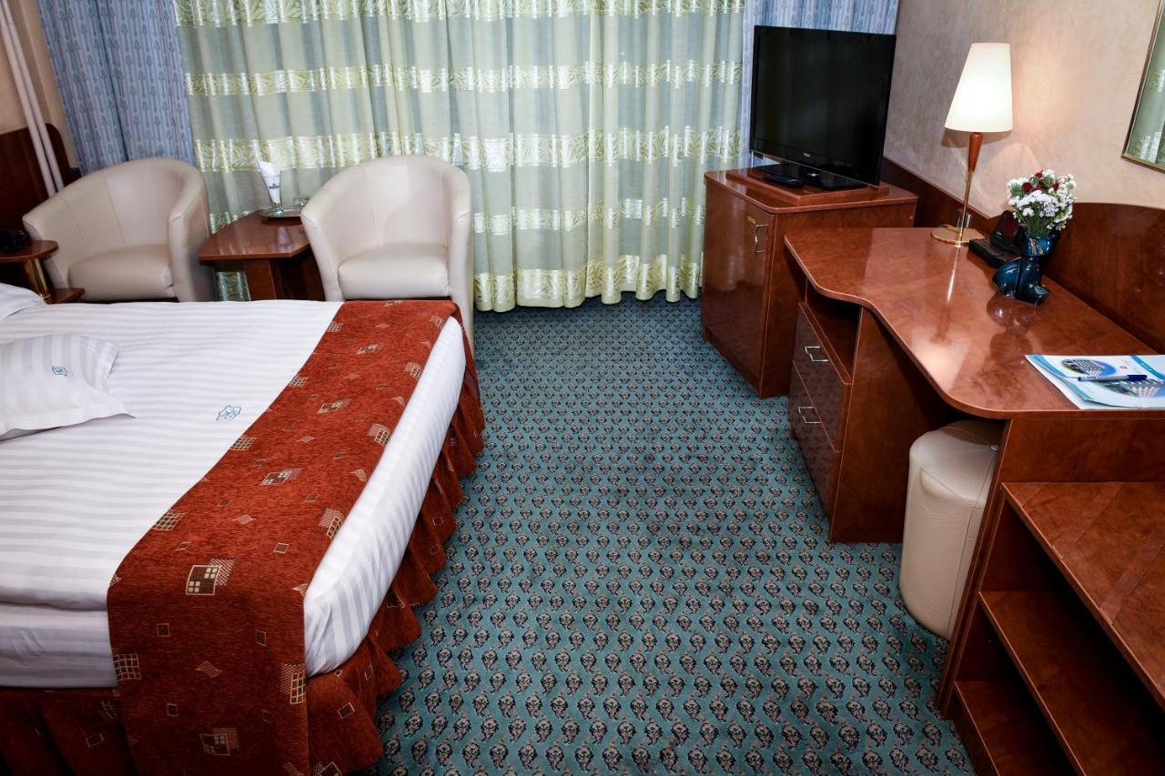 Hotel Carpati Бая-Маре Екстер'єр фото