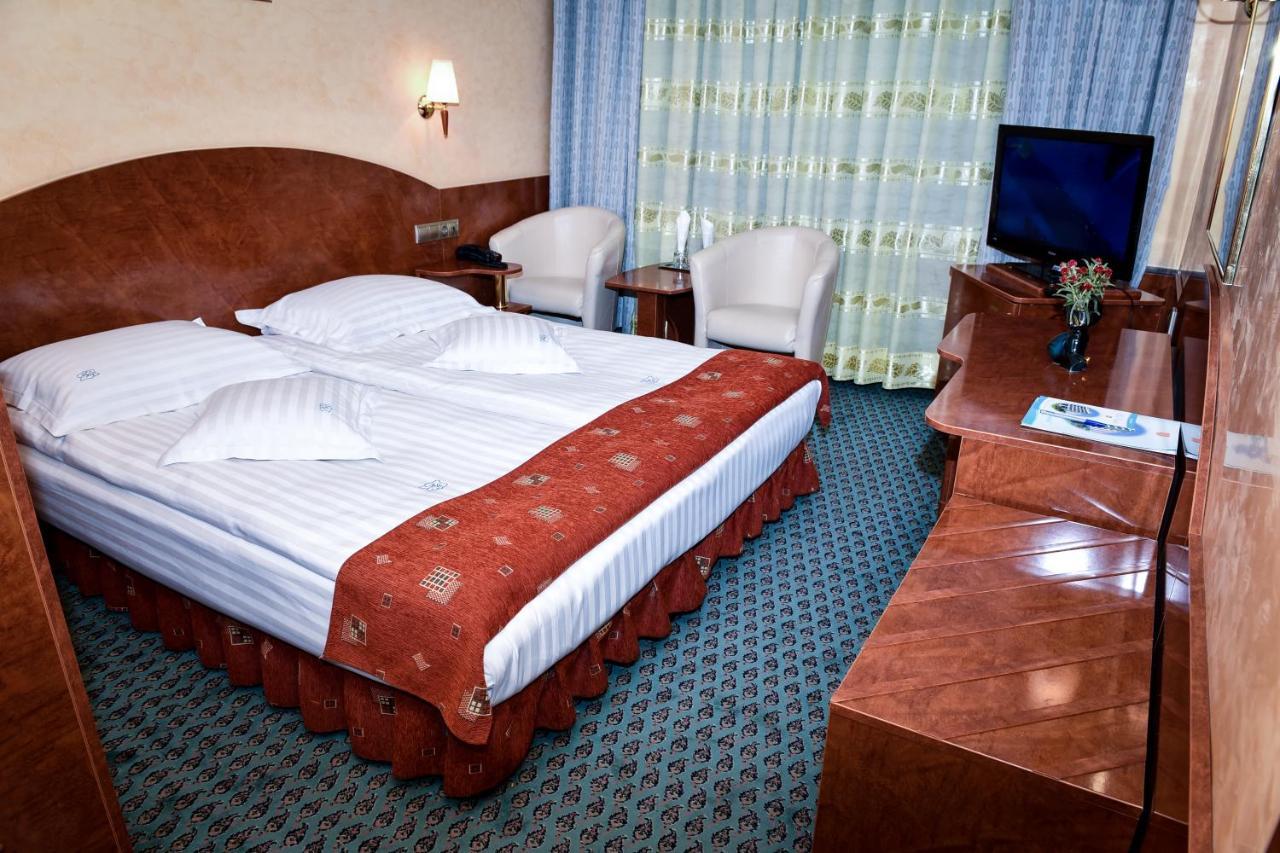 Hotel Carpati Бая-Маре Екстер'єр фото